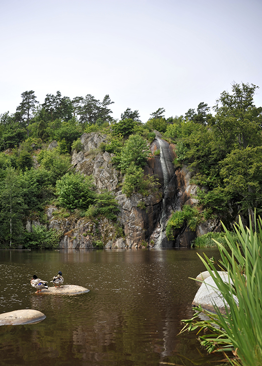 Ronneby har en betagande vacker brunnspark med damm med änder på sten